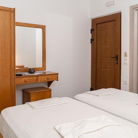 Akrotiri Apartments Makrýgialos Exteriör bild