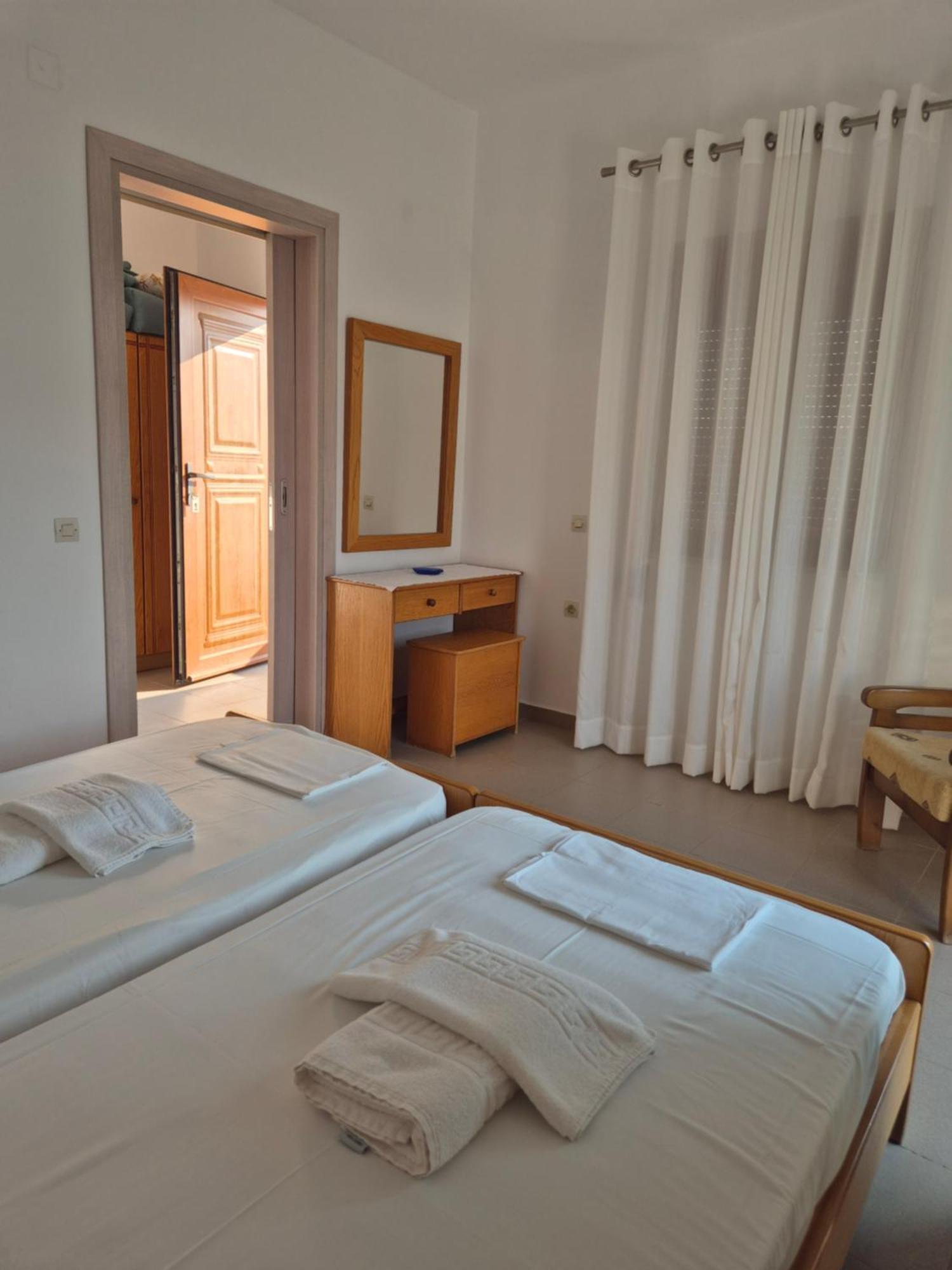 Akrotiri Apartments Makrýgialos Exteriör bild