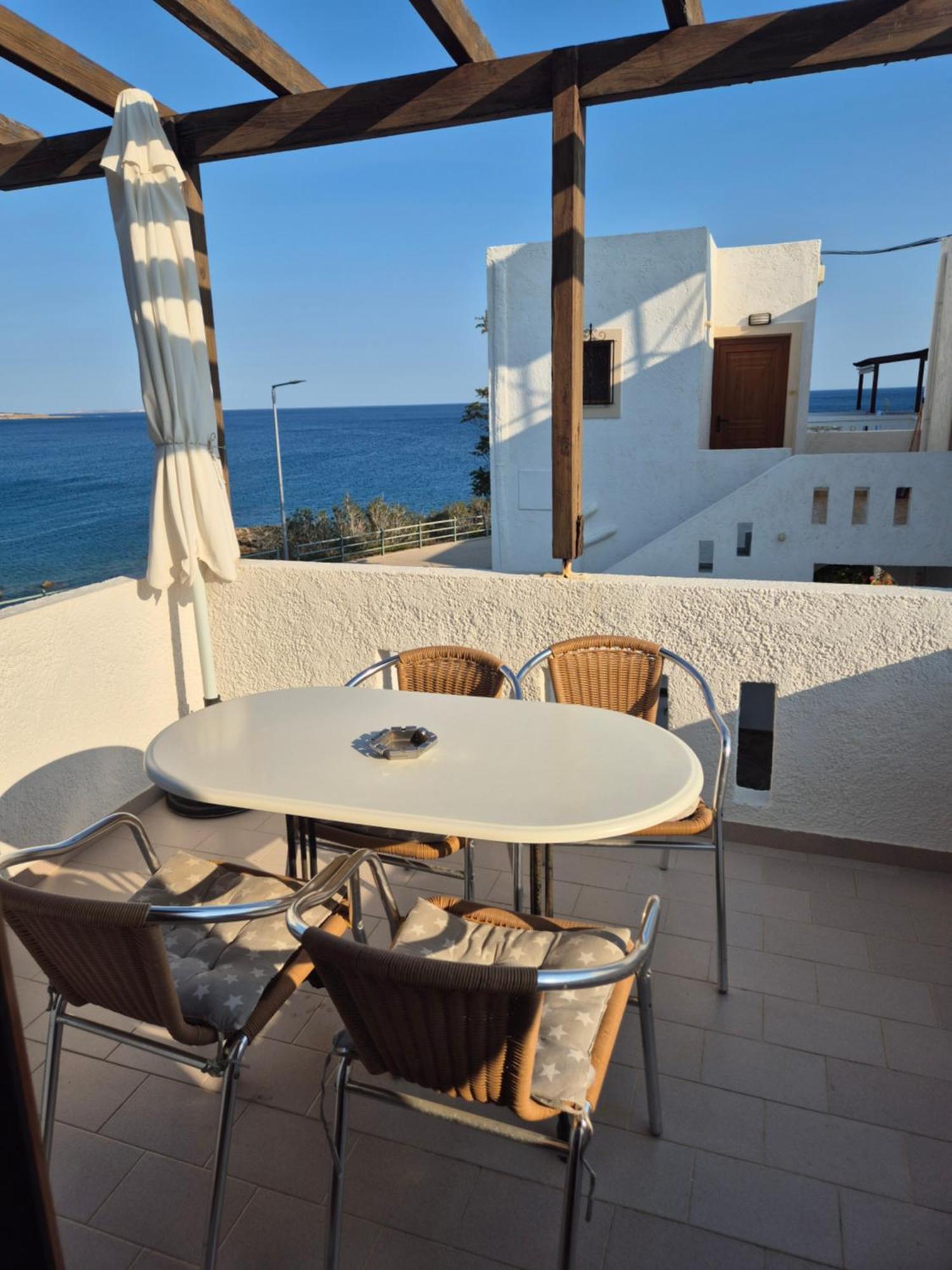 Akrotiri Apartments Makrýgialos Exteriör bild